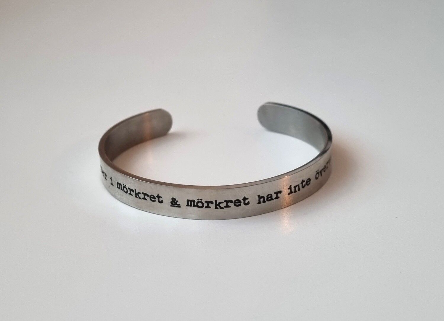 Stilrent armband i stål med text