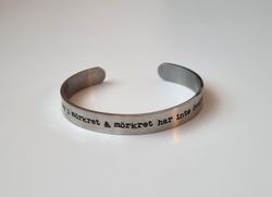 Stilrent armband i stål med text