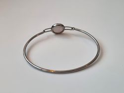 Stilrent armband med pärla