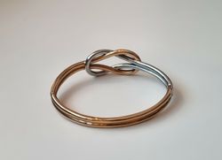 Stilrent armband i metall
