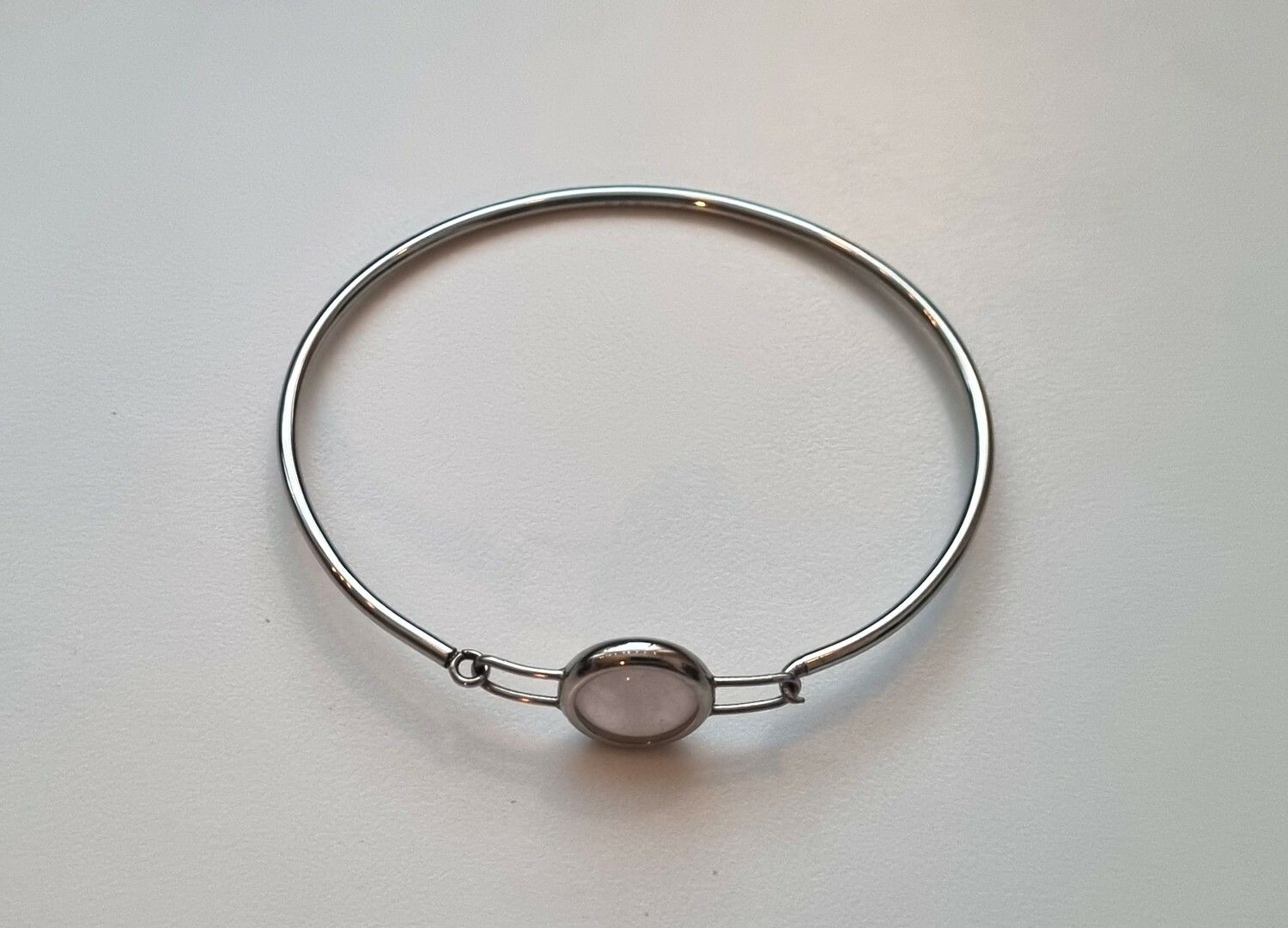Stilrent armband med pärla