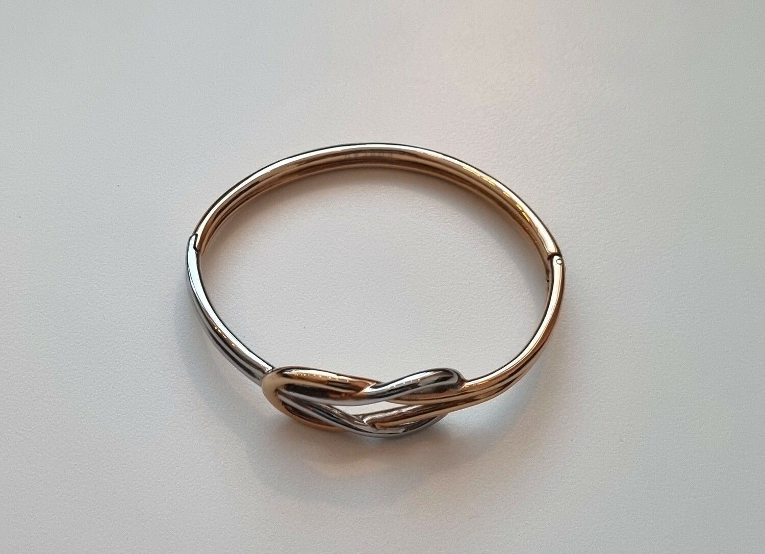 Stilrent armband i metall