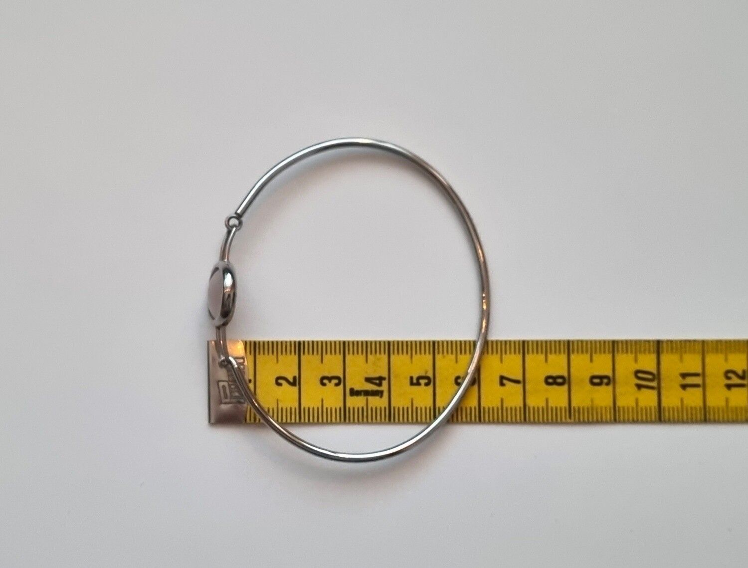 Stilrent armband med pärla