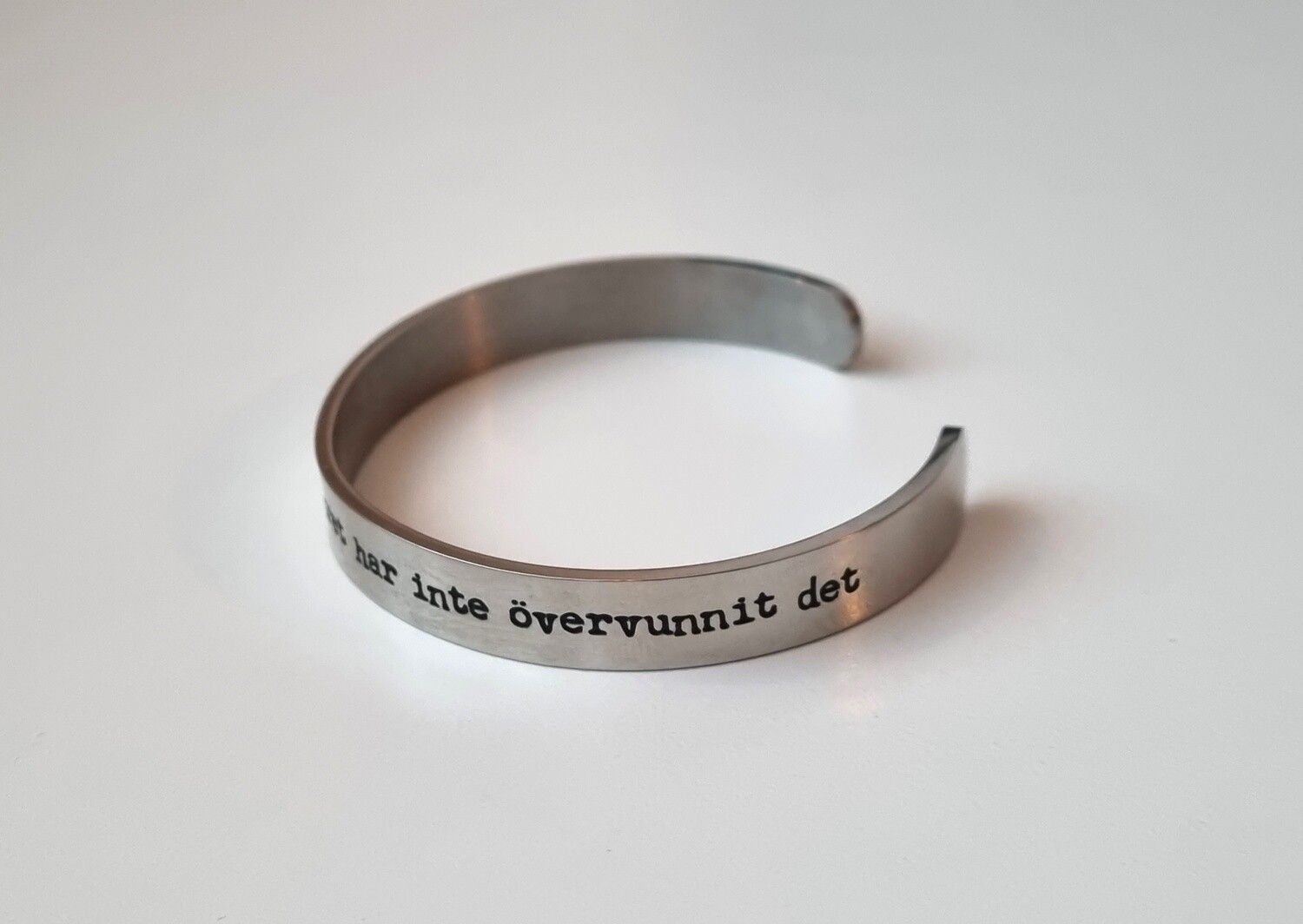 Stilrent armband i stål med text