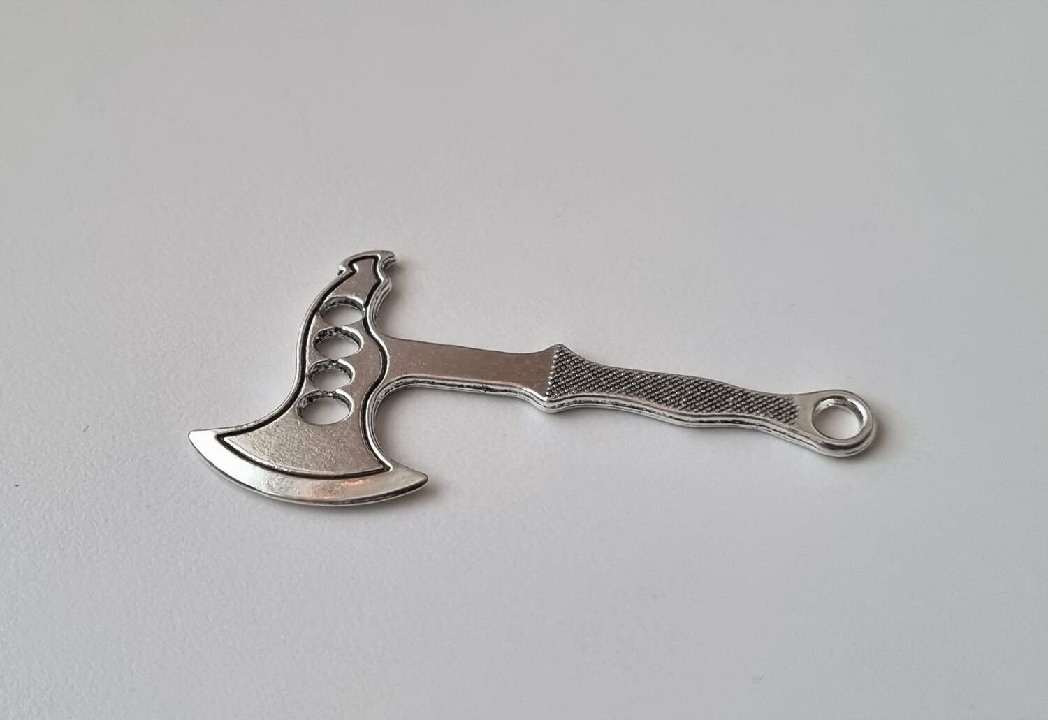 1 st silverfärgad Yxa,. Berlock / charm / miniatyr