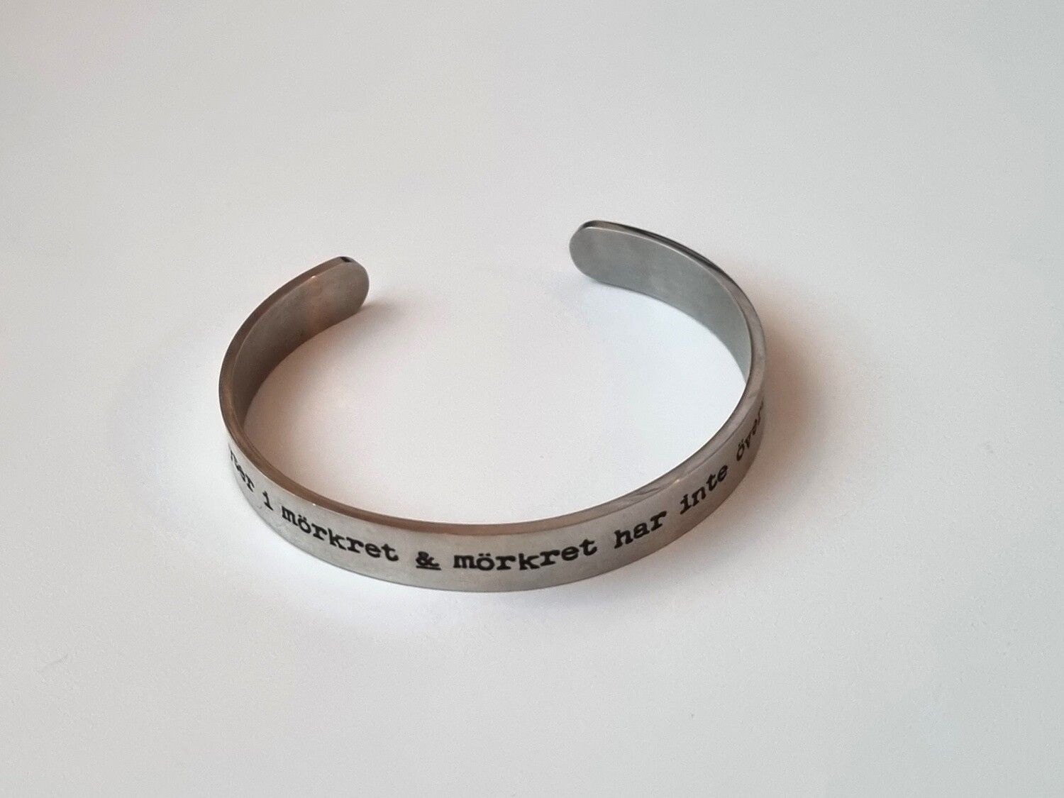 Stilrent armband i stål med text