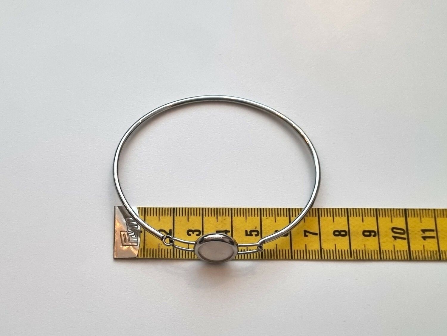Stilrent armband med pärla