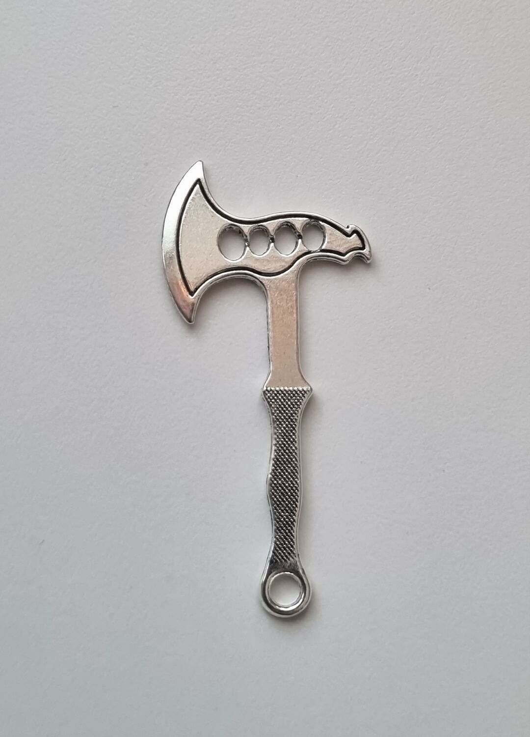 1 st silverfärgad Yxa,. Berlock / charm / miniatyr