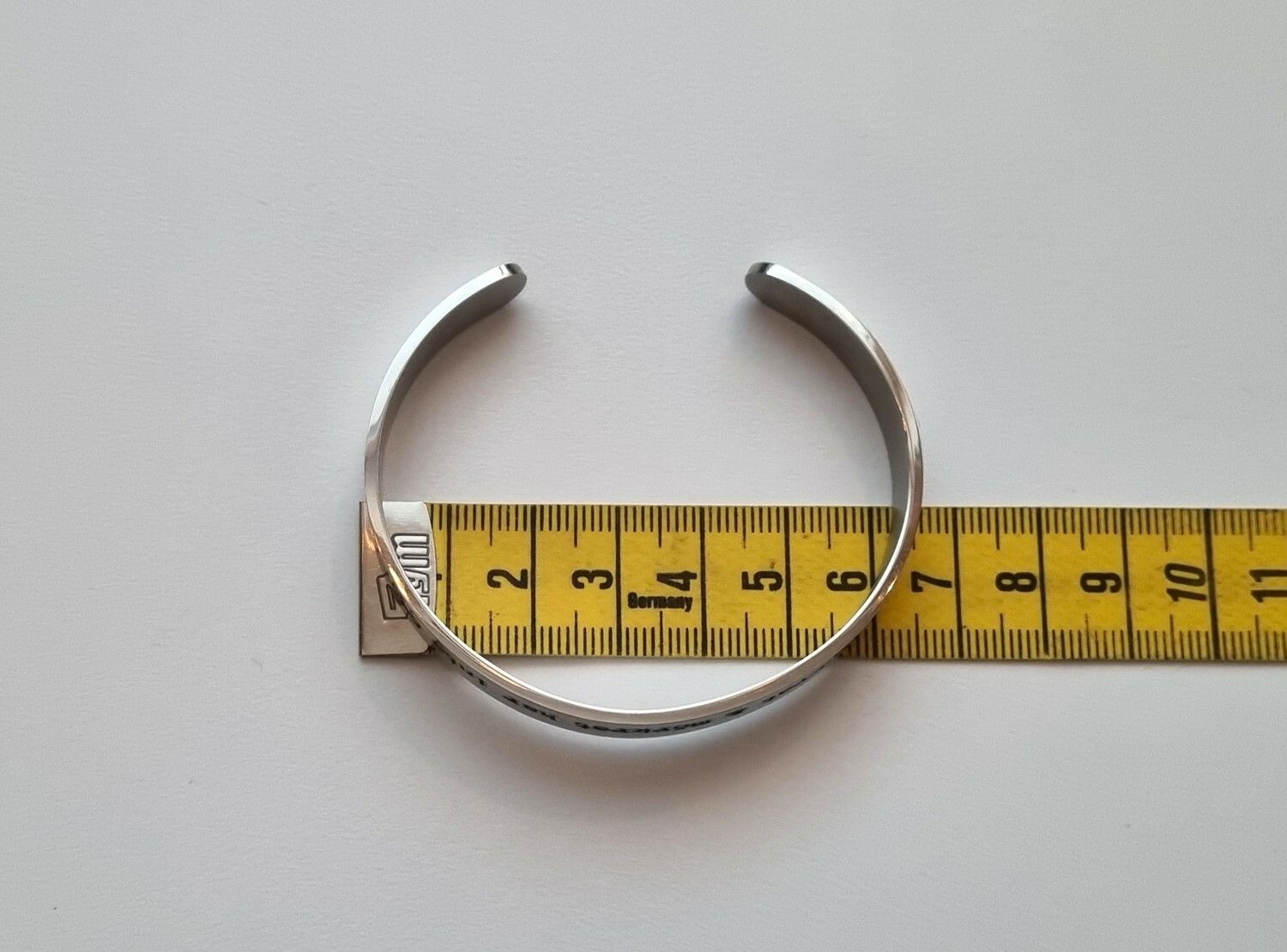 Stilrent armband i stål med text