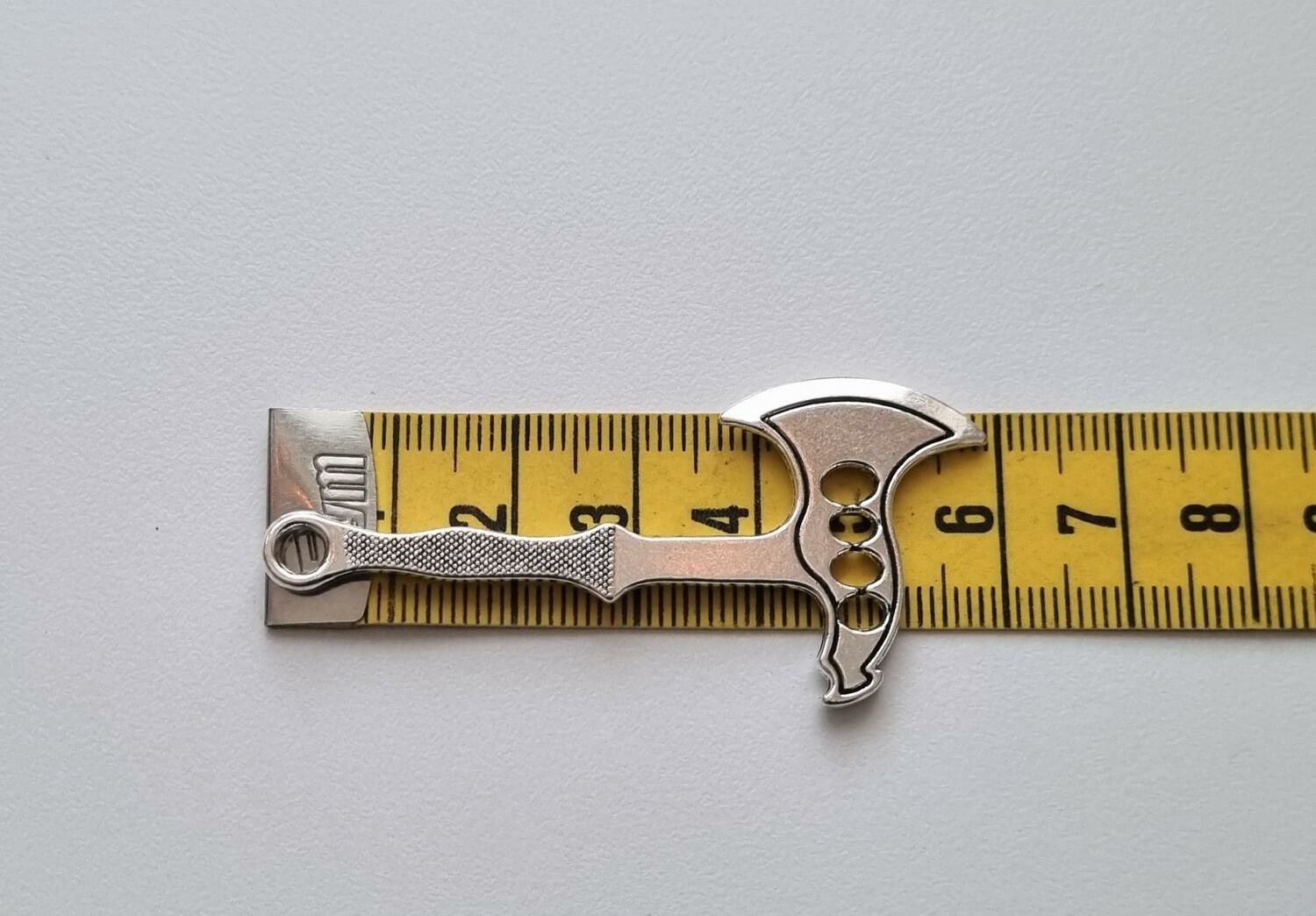 1 st silverfärgad Yxa,. Berlock / charm / miniatyr
