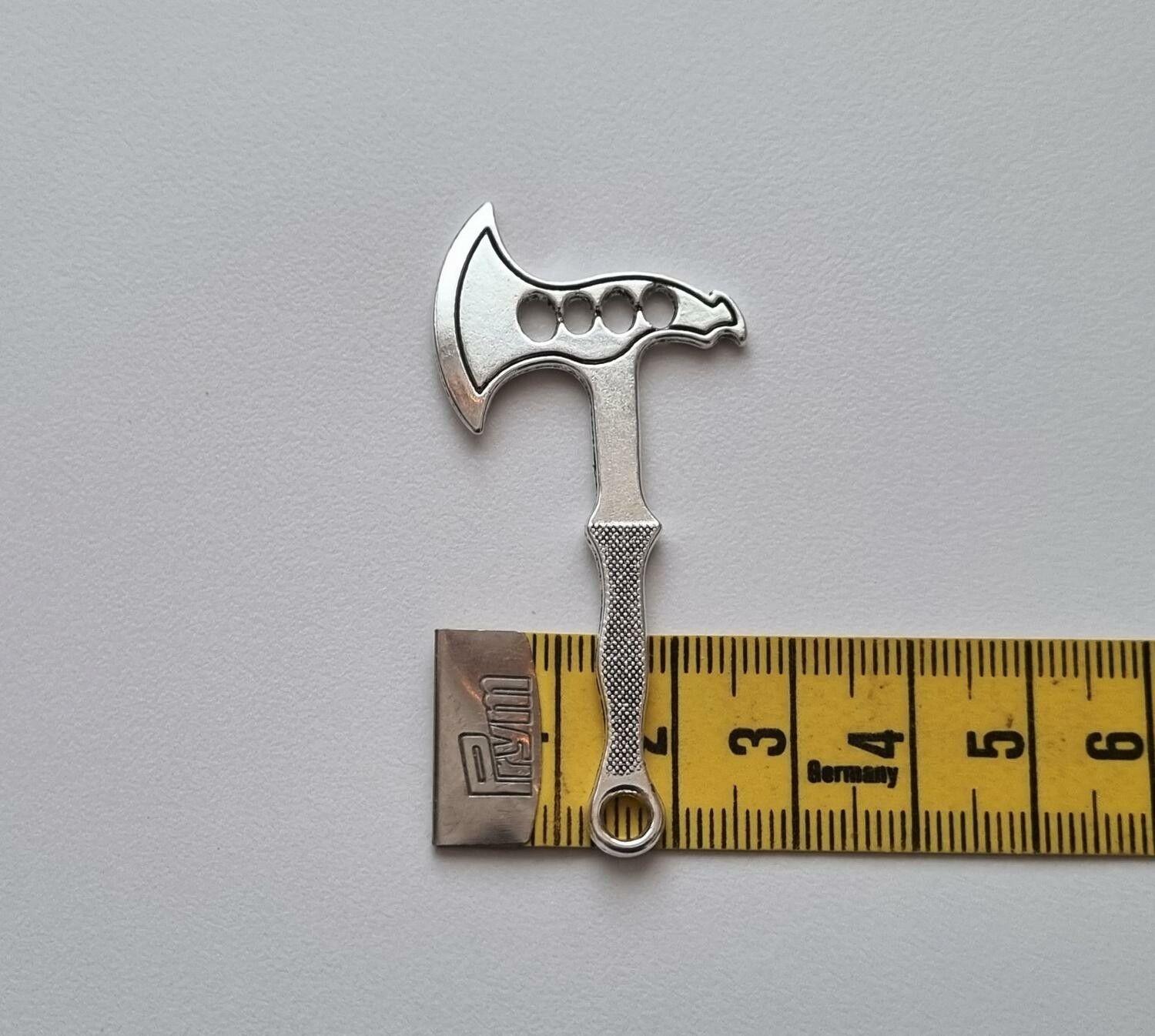 1 st silverfärgad Yxa,. Berlock / charm / miniatyr