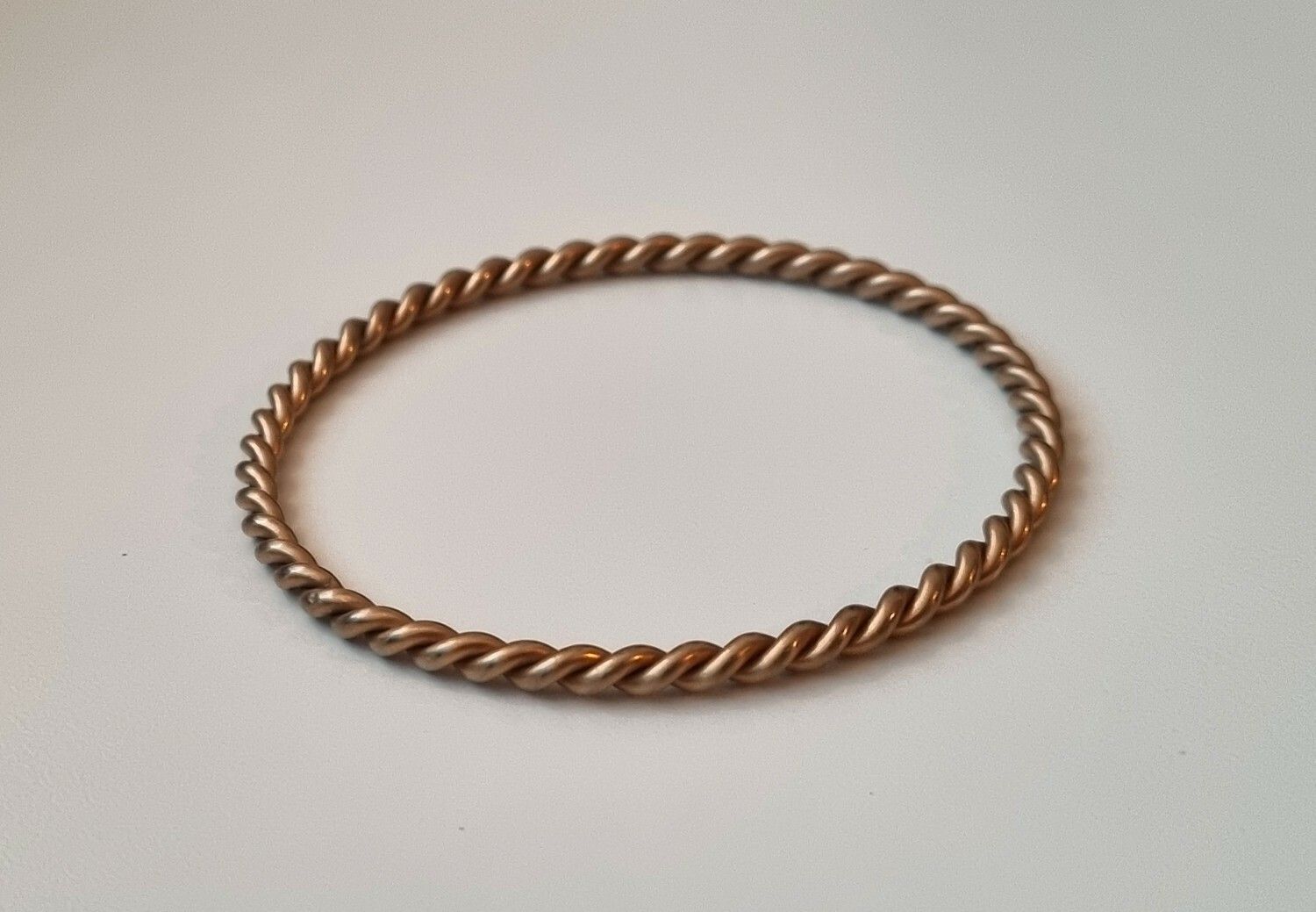 Stilrent armband i metall