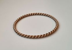 Stilrent armband i metall