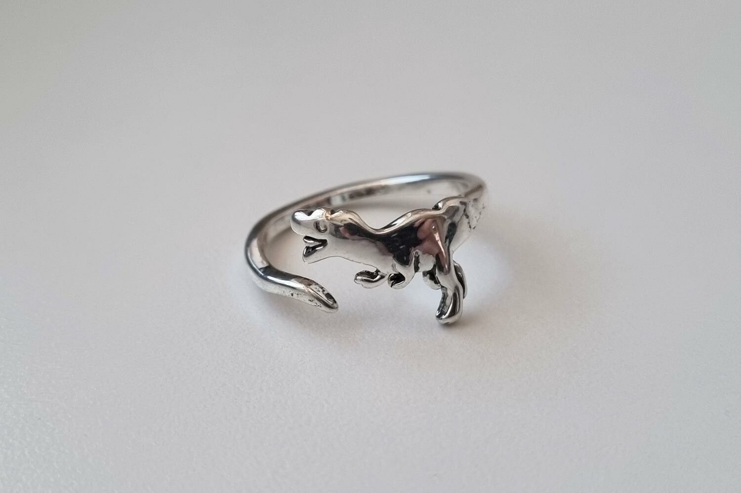 Silverfärgad justerbar ring - Dinosaur (variant 2)