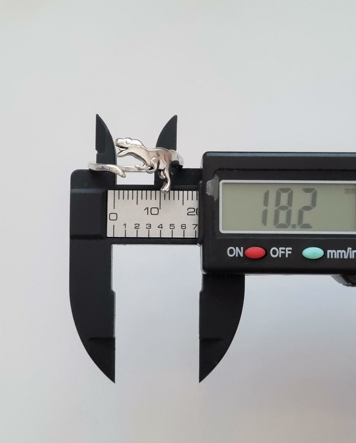 Silverfärgad justerbar ring - Dinosaur (variant 2)