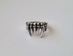 Antiksilverfärgad ring - Huggtänder (17,1 mm innermått, vikt 5,8 gram)