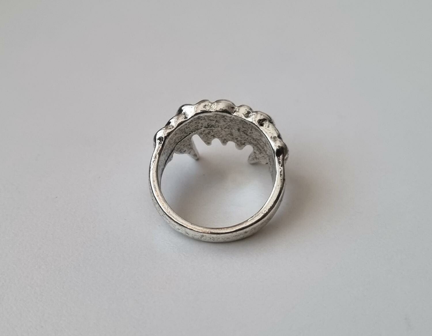Antiksilverfärgad ring - Huggtänder (17,1 mm innermått, vikt 5,8 gram)