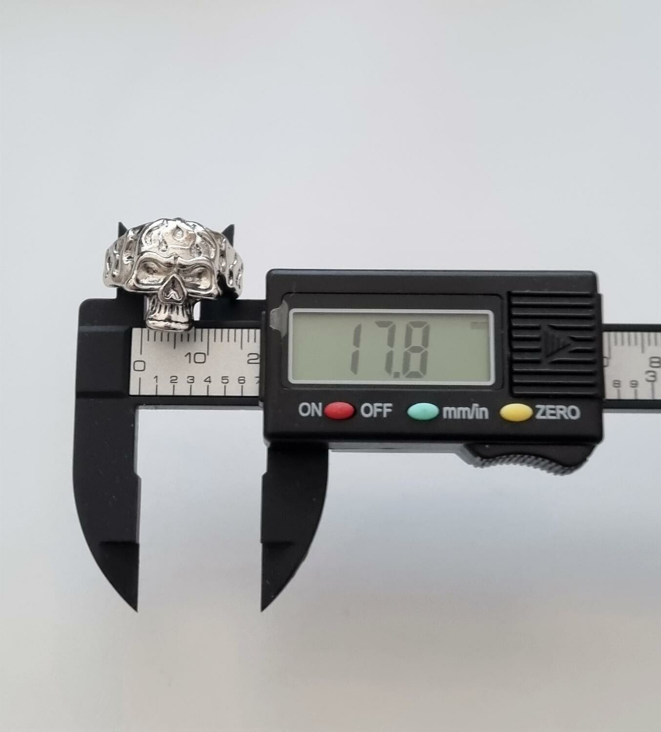 Antiksilverfärgad ring - Dödskalle (17,8 mm innermått, vikt 8 gram)