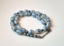 Kinesiskt halsband med handmålade pärlor i porslin
