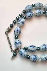 Kinesiskt halsband med handmålade pärlor i porslin