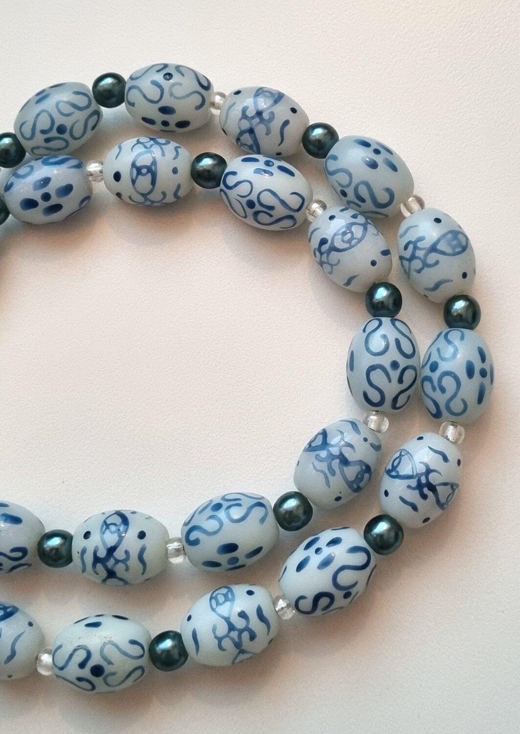 Kinesiskt halsband med handmålade pärlor i porslin