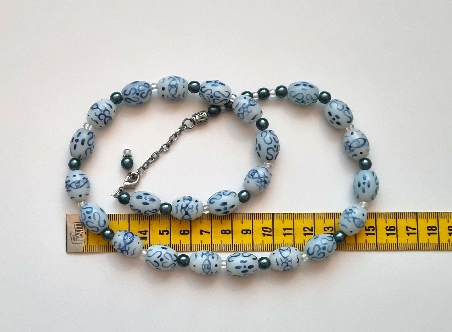 Kinesiskt halsband med handmålade pärlor i porslin