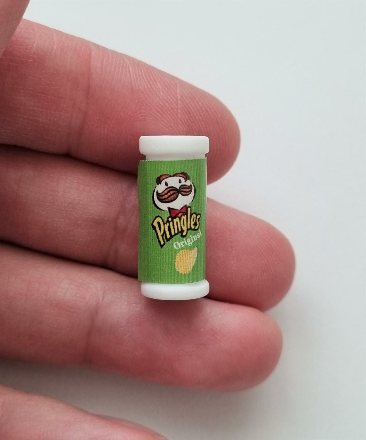Grön liten pringles, miniatyr för dockhus / tittskåp med mera