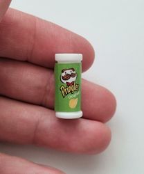 Grön liten pringles, miniatyr för dockhus / tittskåp med mera