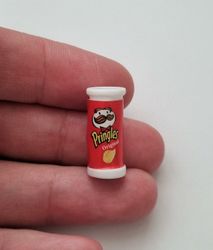 Röd liten pringles, miniatyr för dockhus / tittskåp med mera
