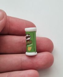 Grön liten pringles, miniatyr för dockhus / tittskåp med mera