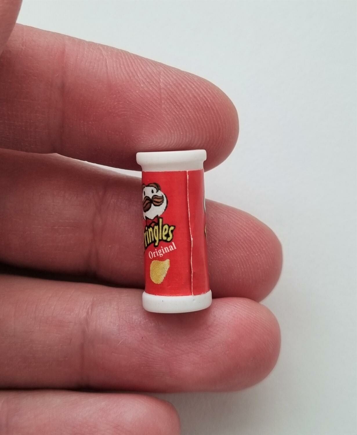 Röd liten pringles, miniatyr för dockhus / tittskåp med mera