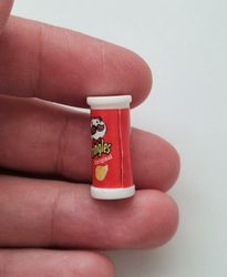 Röd liten pringles, miniatyr för dockhus / tittskåp med mera