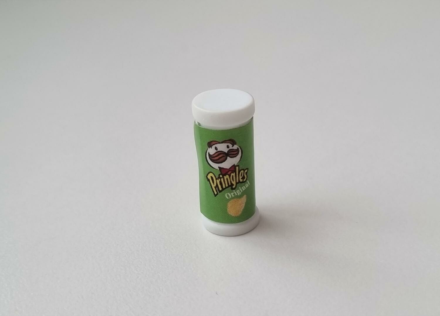 Grön liten pringles, miniatyr för dockhus / tittskåp med mera