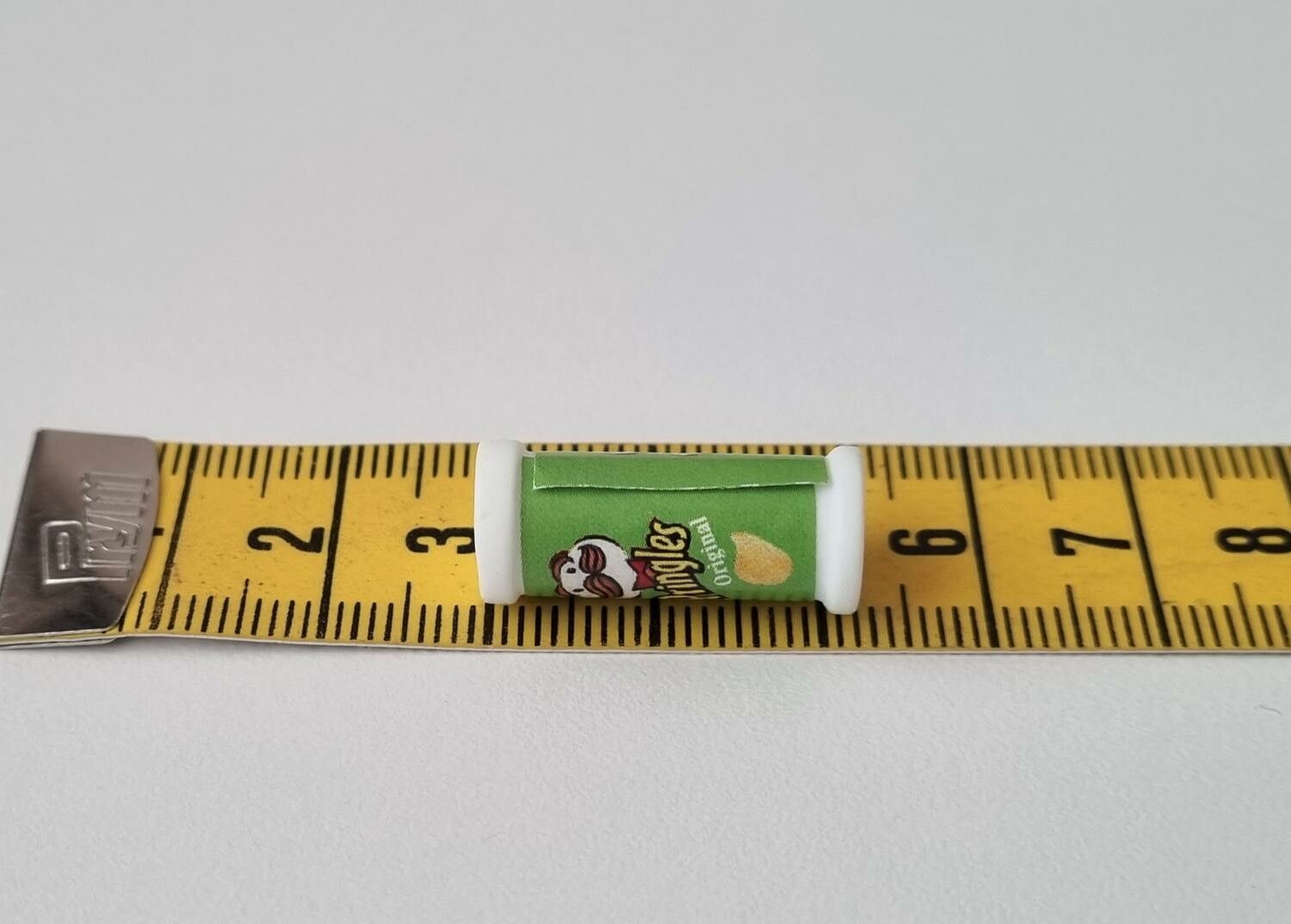 Grön liten pringles, miniatyr för dockhus / tittskåp med mera