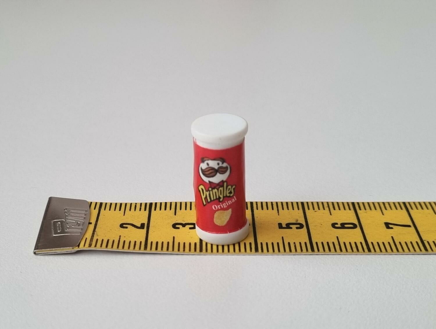 Röd liten pringles, miniatyr för dockhus / tittskåp med mera