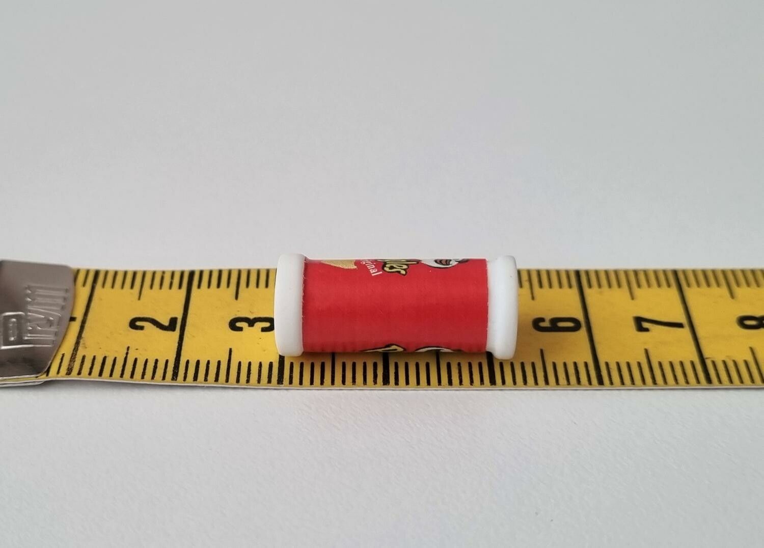 Röd liten pringles, miniatyr för dockhus / tittskåp med mera
