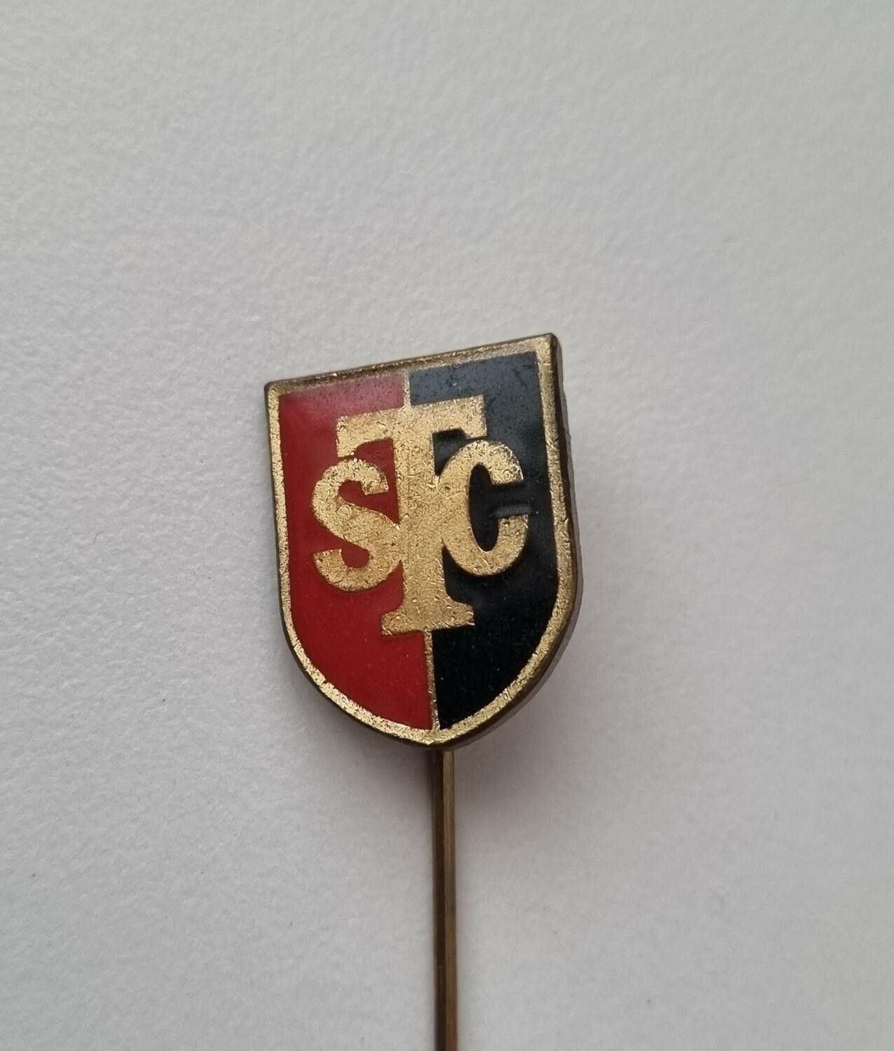 STC. Pin / nålmärke