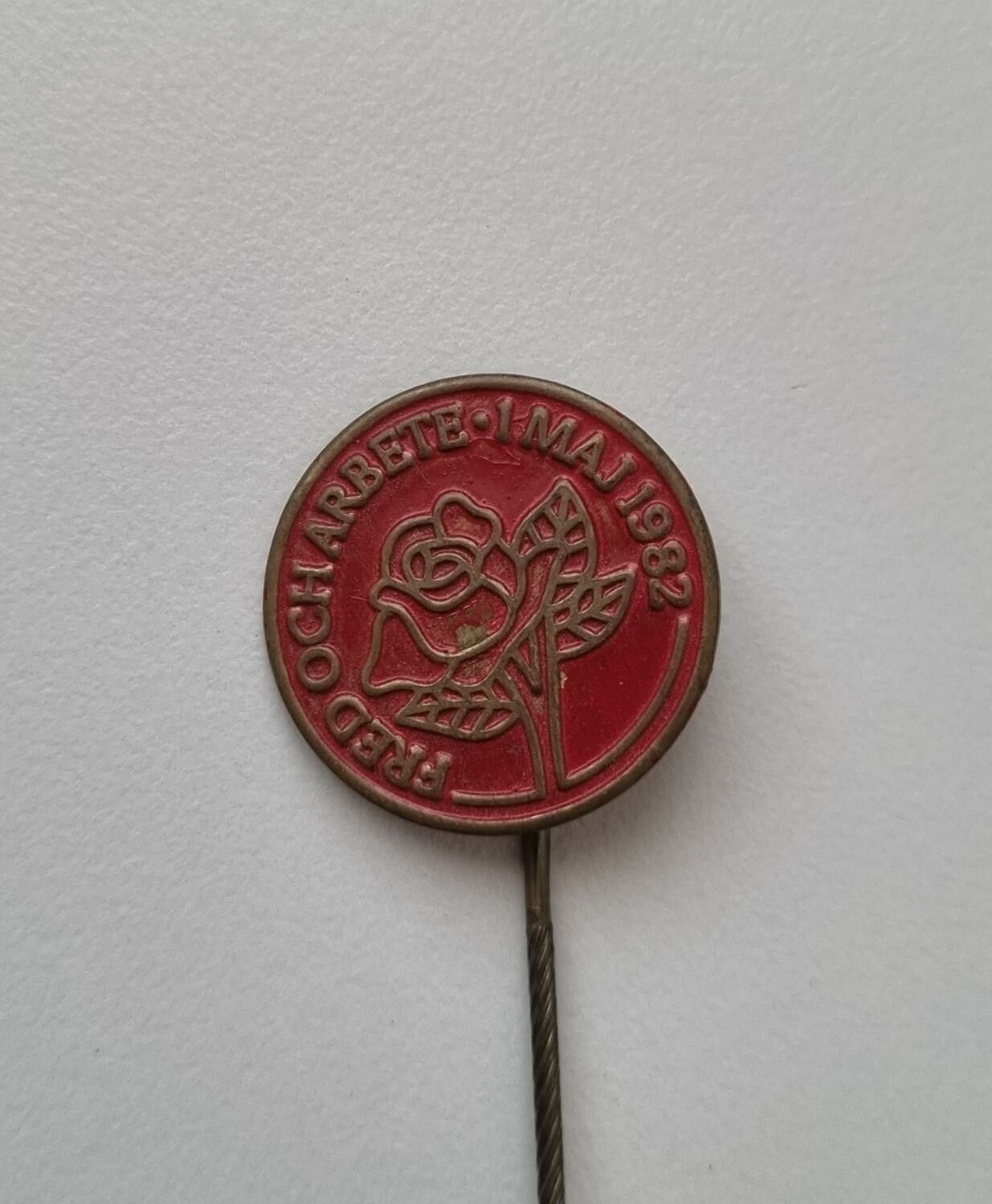 Fred och arbete 1 maj 1982, pin / nålmärke