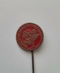 Fred och arbete 1 maj 1982, pin / nålmärke