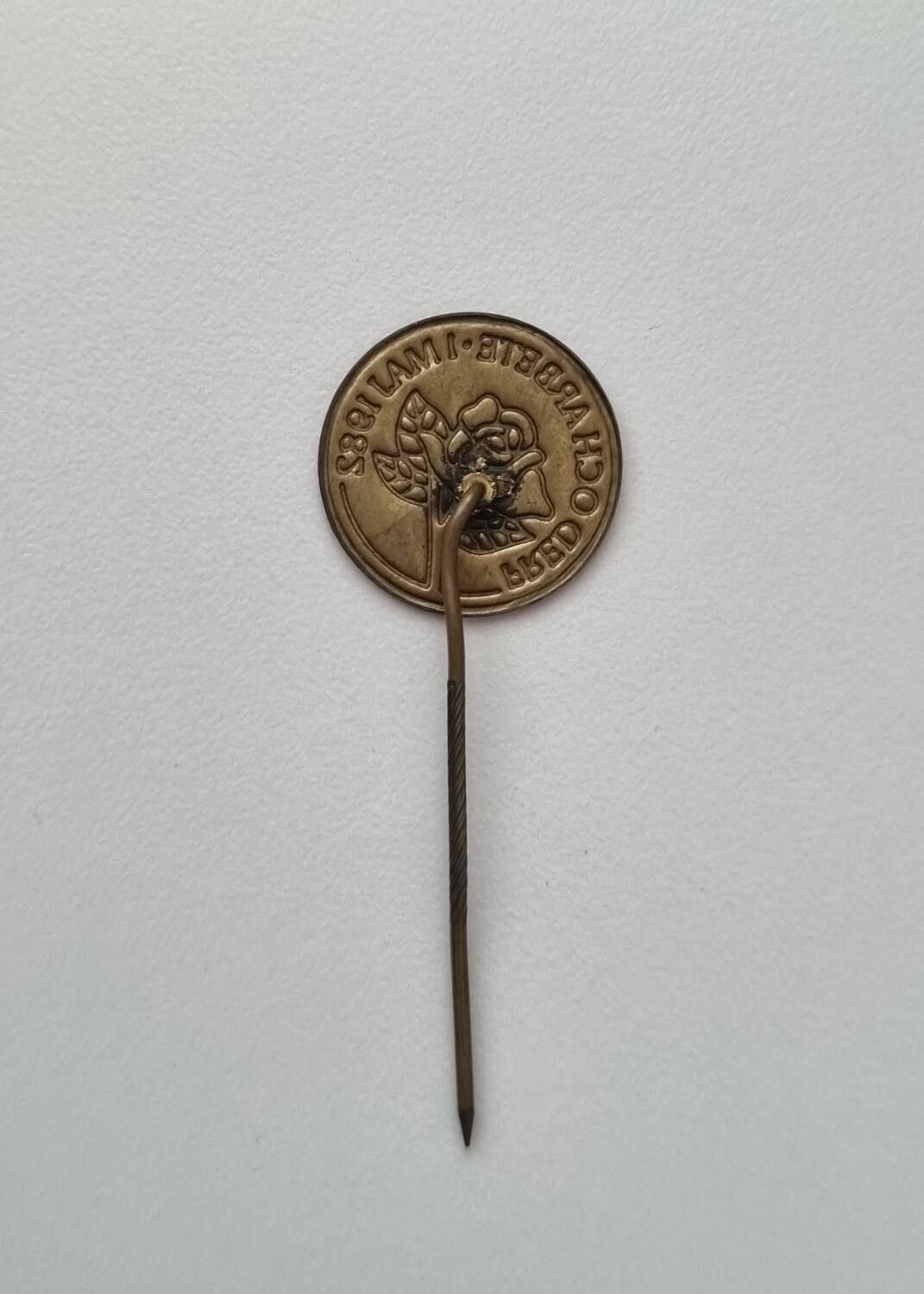 Fred och arbete 1 maj 1982, pin / nålmärke