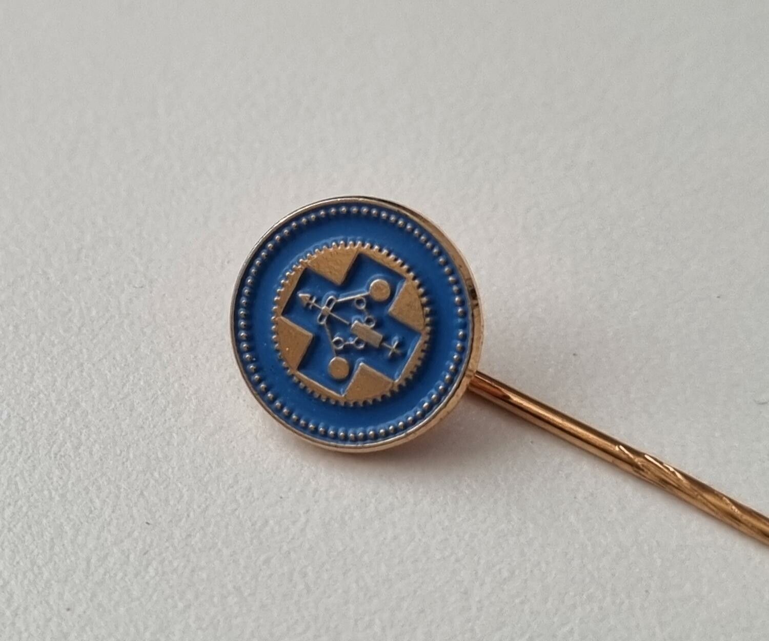 Pin / nålmärke, sporrong
