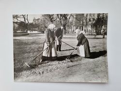 Vykort - Parkarbetare i Kungsträdgården 1915