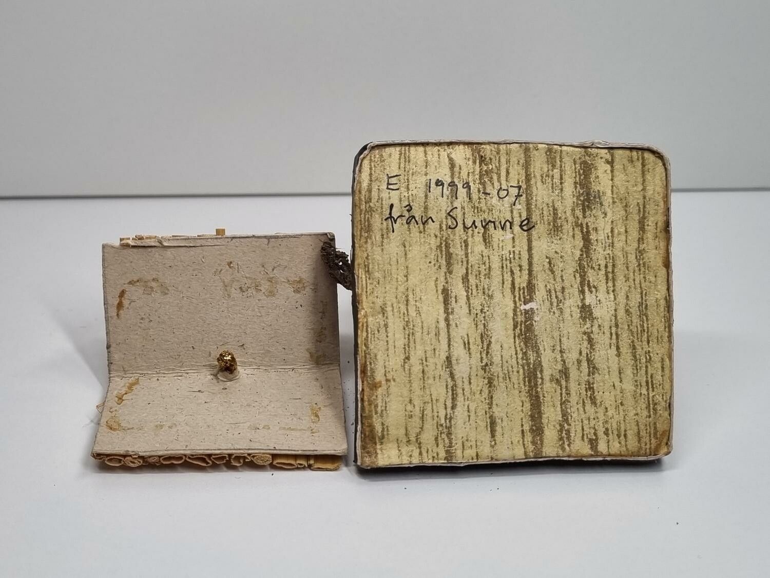 Miniatyrhus, minihus i trä/papp (hus nr 168)