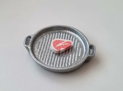 Räfflat stekjärn med köttbit. Miniatyrer för tittskåp, dockskåp (variant 3)