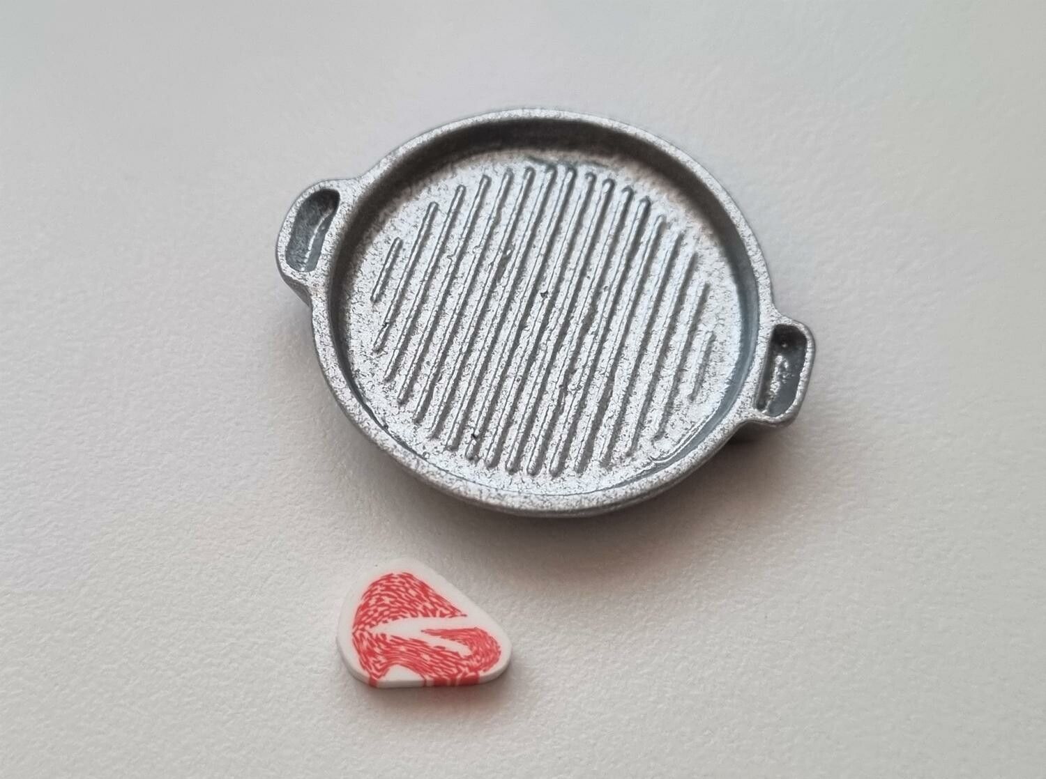 Räfflat stekjärn med köttbit. Miniatyrer för tittskåp, dockskåp (variant 3)