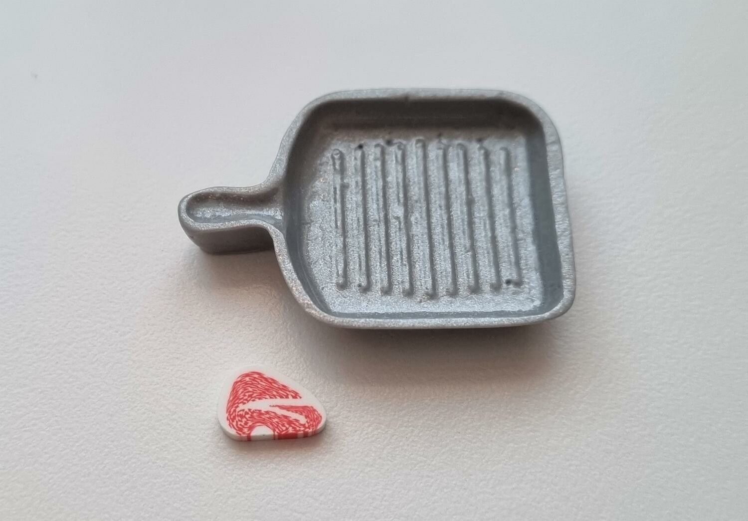 Räfflad stekpanna med köttbit. Miniatyrer för tittskåp, dockskåp (variant 2)