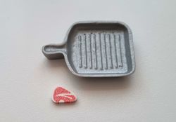 Räfflad stekpanna med köttbit. Miniatyrer för tittskåp, dockskåp (variant 2)