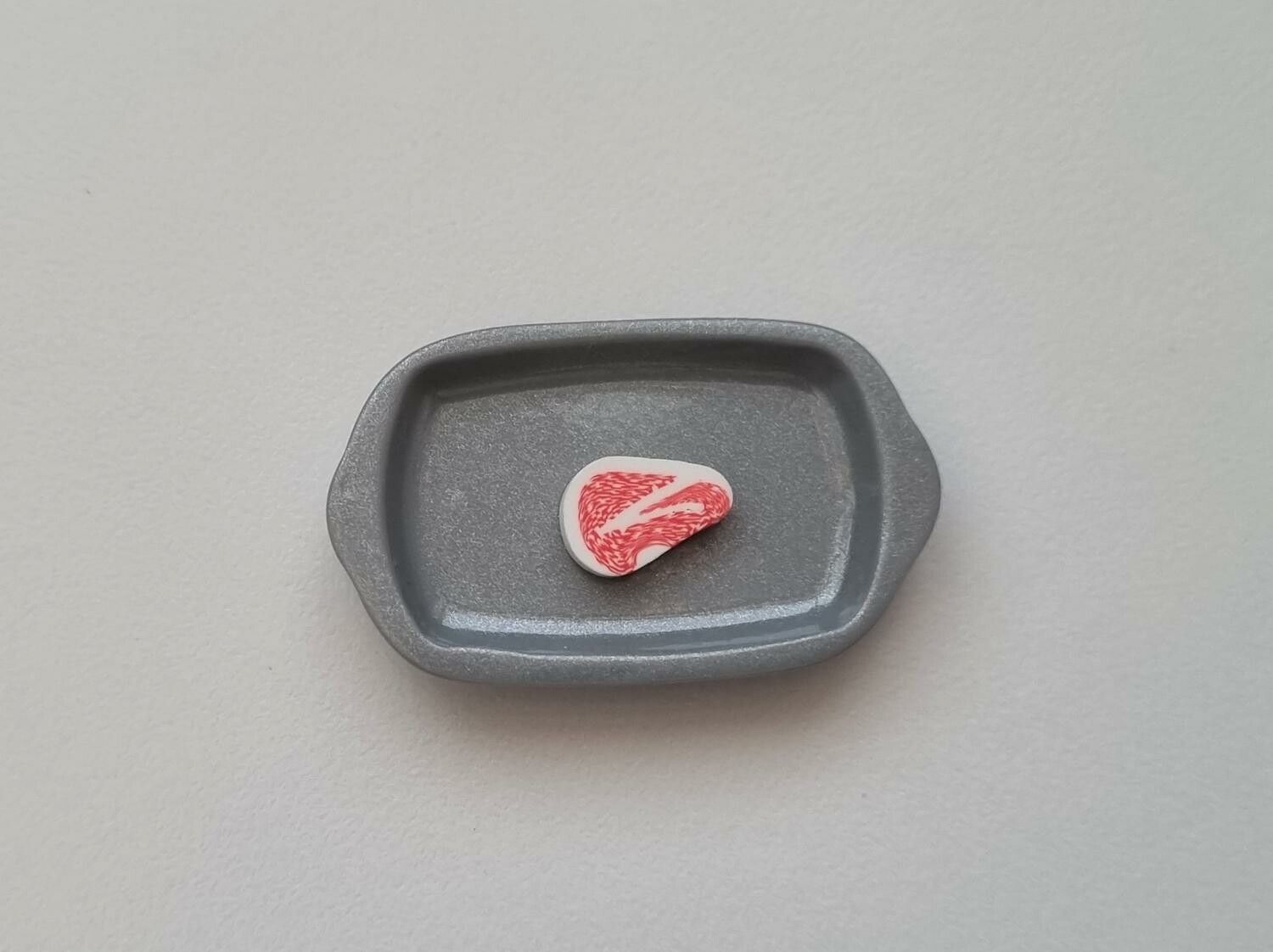 Serveringsfat med köttbit. Miniatyrer för tittskåp, dockskåp (variant 4)