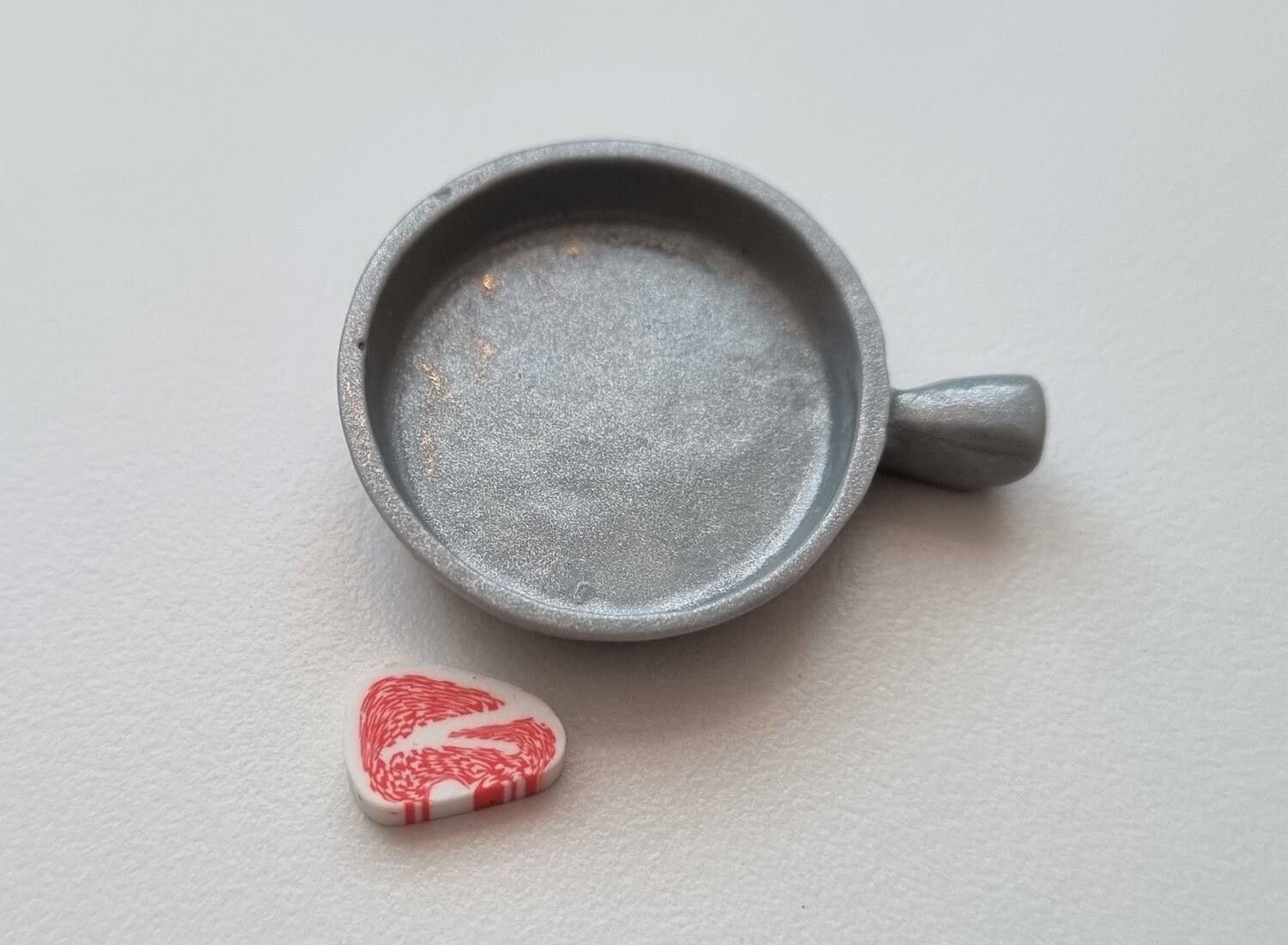 Stekpanna med köttbit. Miniatyrer för tittskåp, dockskåp (variant 1)