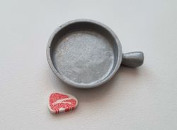 Stekpanna med köttbit. Miniatyrer för tittskåp, dockskåp (variant 1)